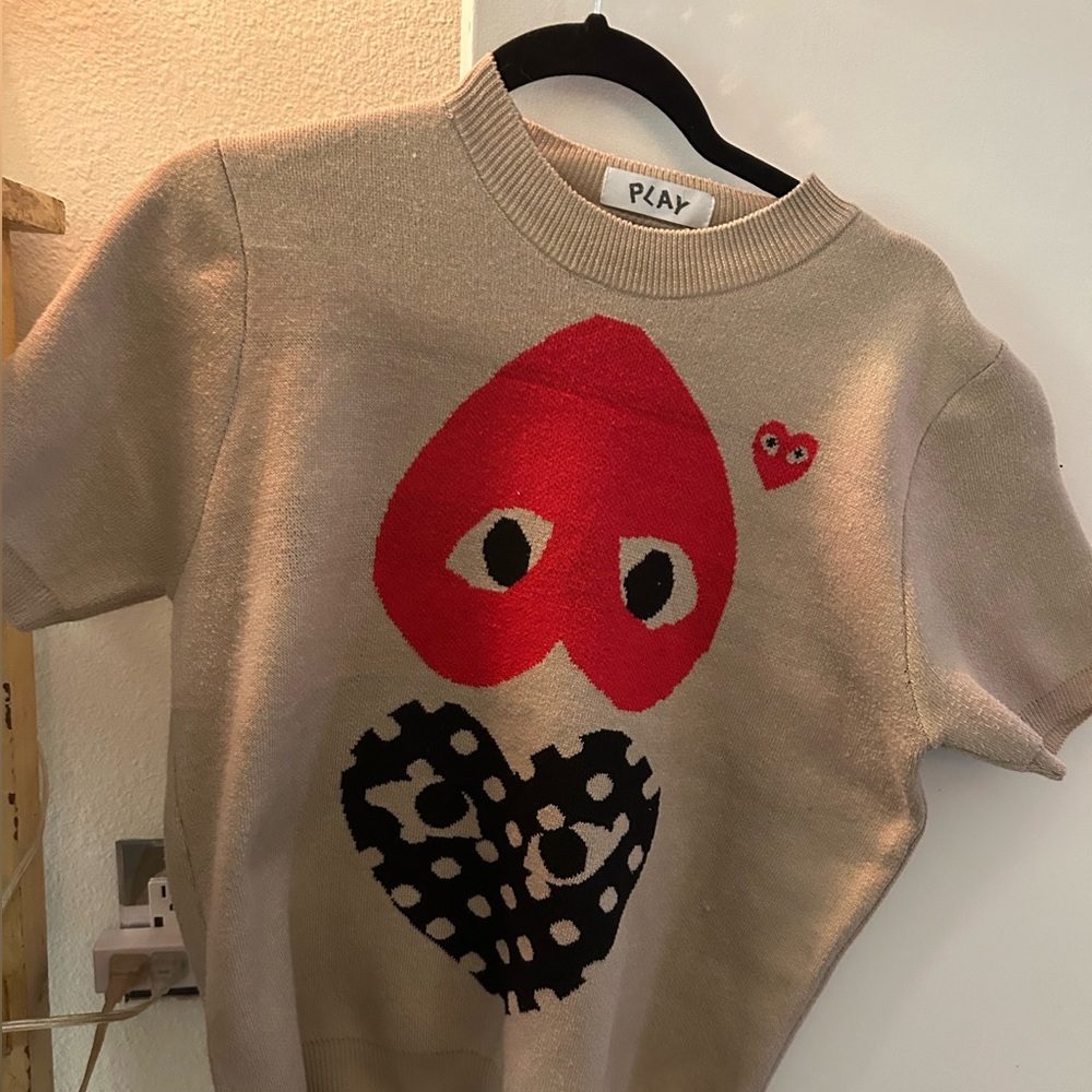 Women’s Play COMME des GARCON Short sleeve sweater.